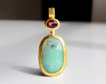 Chrysoprase pendant with rhodolite garnet made of 24 carat fine gold, rustically crafted, two-tone pendant made of pure gold, handmade