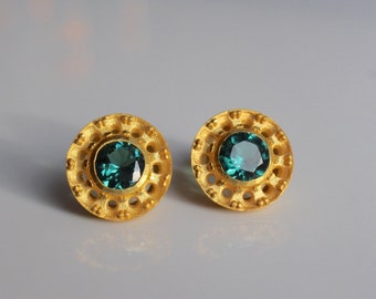 blue-green indigolite tourmaline stud earrings made of 900 gold, 22k gold earrings with blue-green tourmalines, everyday stud earrings 900 gold tourmaline