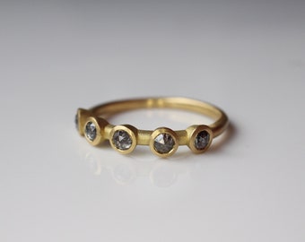 gray rose cut diamond ring made of 750 gold, delicate ring made of 18k gold with salt and pepper diamonds, gold stacking ring with 5 diamond roses