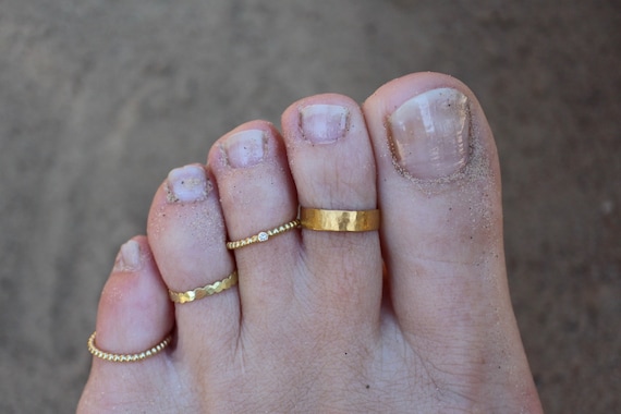 toe ring gold handmade goldsmith diamond toe ring 18k gold ball ring with brill for foot Toe ring of 750 gold with diamond