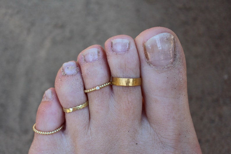 toe ring gold handmade goldsmith diamond toe ring 18k gold ball ring with brill for foot Toe ring of 750 gold with diamond