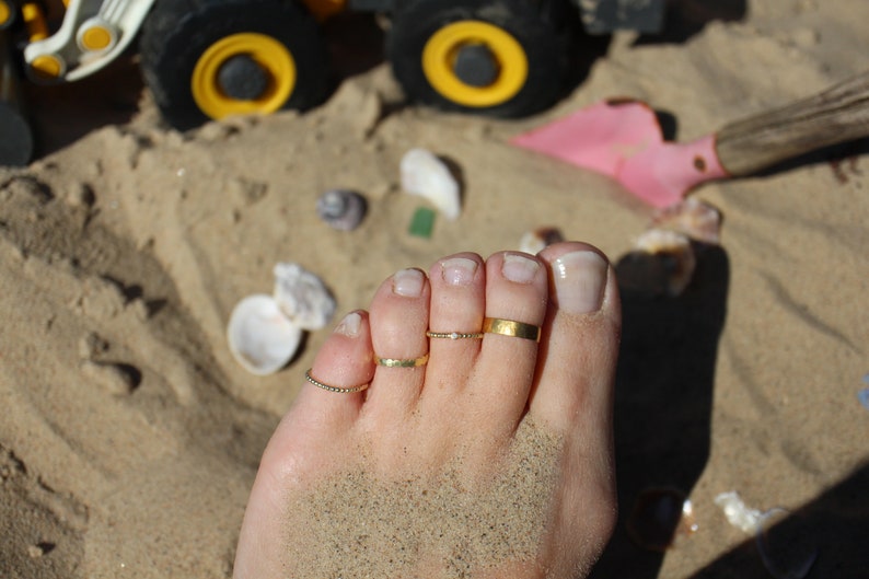 toe ring gold handmade goldsmith diamond toe ring 18k gold ball ring with brill for foot Toe ring of 750 gold with diamond