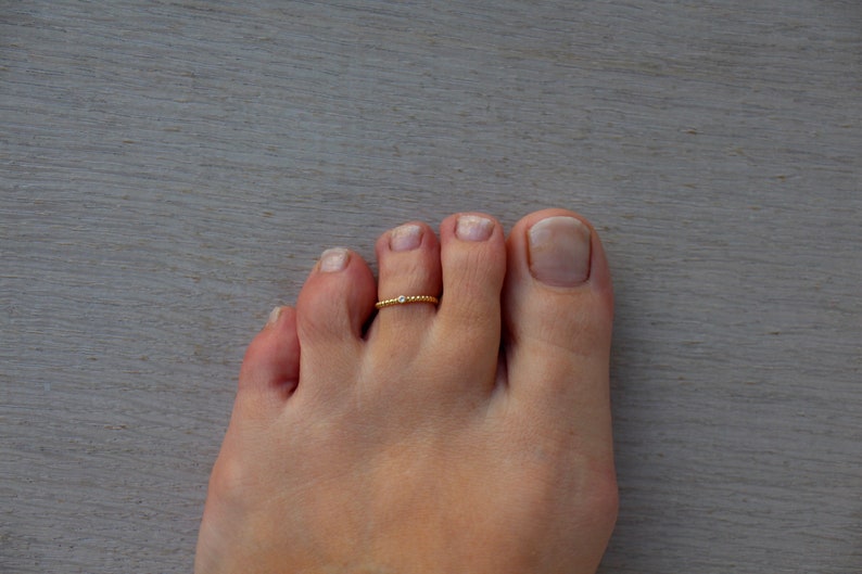 toe ring gold handmade goldsmith diamond toe ring 18k gold ball ring with brill for foot Toe ring of 750 gold with diamond
