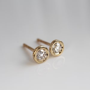kleine Diamantohrstecker 750 Gold für Tag und Nacht, Brillantohrringe 18k Gold mattiert für den Alltag schlicht elegant, Goldschmiedearbeit