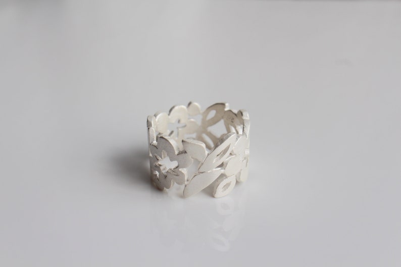 floral silver ring, ring sculpture, wide silver ring with floral pattern, silver ring floral lace image 3