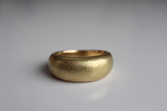 antiker Ring geschmiedet aus 750 Gold, Ring aus 18k Gold mit Hammerschlag, bequemer Alltagsring aus 750er Gelbgold im Verlauf geschmiedet