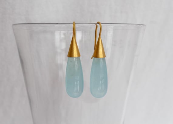elegante Aquamarin Ohrhänger mit 900 Gold, lange hellblaue Aquamarintropfen in 22k Gold gefasst, Aquamarin Pendel Hängeohrringe Handarbeit