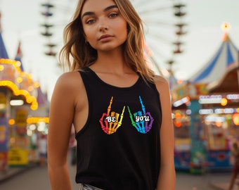 Canotta con schiena incrociata "Be You Rainbow Pride Rock Hands", canotta LGBTQ+, maglia con cuore e bandiera arcobaleno, maglietta LGBTQIA Pride, articoli essenziali per la parata dell'orgoglio