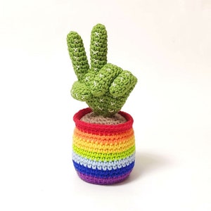 Kaktus mit Siegesfingern, ausgestopfte Pflanze im Topf