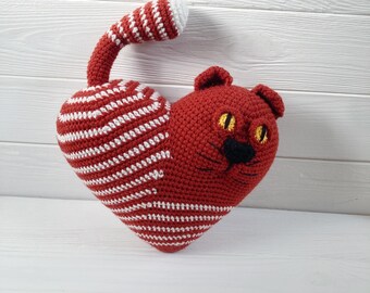 Heart shaped cat, Valentines gift, fall-in-love kittens