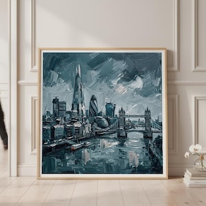 Op de afbeelding: Een ingelijst schilderij van de skyline van Londen in blauw- en grijstinten. Het kunstwerk toont iconische bezienswaardigheden zoals The Shard, The Gherkin en Tower Bridge. De stijl is impressionistisch, met zichtbare penseelstreken.