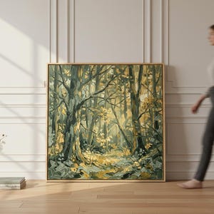 Può includere: Dipinto ad olio con cornice quadrata di una scena di foresta con un sentiero che conduce in lontananza. L'opera presenta una tavolozza di verdi, gialli e marroni, con pennellate visibili. Il dipinto è esposto contro un muro bianco.