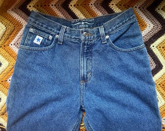 Vaqueros mom de cintura alta con adornos vintage de las Montañas Rocosas