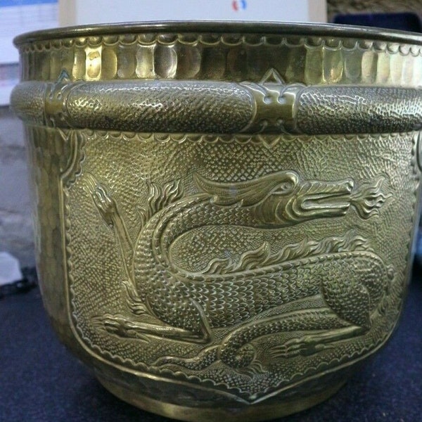 Beau cache pot laiton cuivre jaune doré signé g. klahr décoré d'un dragon xixe
