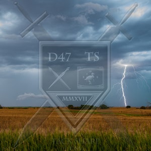 Puede incluir: Un cielo tormentoso con un rayo en la distancia, un campo de trigo dorado y una superposición transparente de un escudo con el texto "D47 TS MMXVII" y espadas cruzadas.