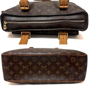 Może przedstawiać: Brązowa torebka z monogramem, z brązowymi sk&oacute;rzanymi paskami i złotymi okuciami. Torba posiada zapięcie na zamek błyskawiczny, dwa g&oacute;rne uchwyty i pasek na ramię. Kultowy wz&oacute;r jest widoczny na zewnątrz, o strukturalnym designie.