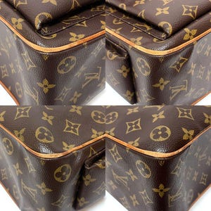 Może przedstawiać: Zbliżenie brązowej sk&oacute;rzanej torebki z powtarzającym się wzorem złotych logo. Torba ma prostokątny kształt z zaokrąglonymi rogami i pomarańczowym wykończeniem. Sk&oacute;ra wydaje się zużyta.