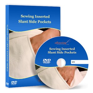Könnte beinhalten: DVD-Hülle und -Disc für ein Näh-Tutorial zum Nähen von eingenähten schrägen Seitentaschen. Die Hülle zeigt einen blauen Hintergrund mit weißem Text und ein Foto einer Person, die ein weißes Hemd mit einer Tasche trägt. Die Disc ist blau mit weißem Text und einem Foto einer Hand, die in eine Tasche greift.