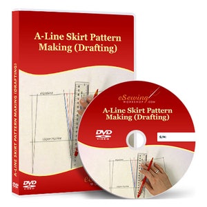 Könnte beinhalten: DVD-Hülle und -Disc mit rotem Hintergrund und dem Text "A-Line Skirt Pattern Making (Drafting)". Die Disc zeigt eine Hand, die ein Rockmuster auf ein Blatt Papier zeichnet.