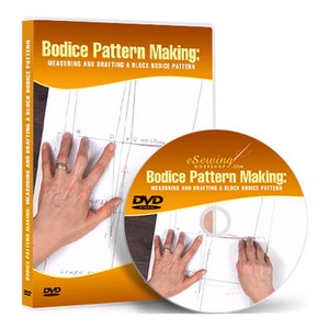 Puede incluir: Carátula y disco DVD para un taller de costura sobre cómo hacer un patrón de corpiño. La cubierta es naranja y presenta una mano midiendo un patrón. El disco es naranja con una etiqueta blanca que dice "Bodice Pattern Making: Measuring and Drafting a Block Bodice Pattern".