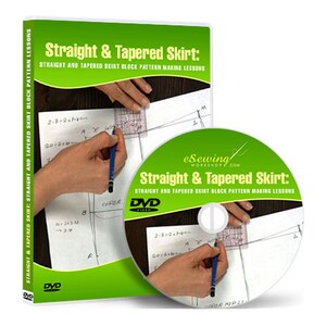 Könnte beinhalten: DVD-Hülle mit grünem Hintergrund und dem Text "Straight & Tapered Skirt: Straight and Tapered Skirt Block Pattern Making Lessons". Die DVD-Hülle zeigt eine Hand, die auf ein weißes Blatt Papier zeichnet. Die DVD selbst ist grün mit dem Text "eSewing Workshop.com Straight & Tapered Skirt: Straight and Tapered Skirt Block Pattern Making Lessons".