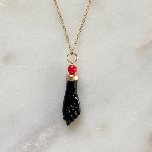 14 karaats geelgouden La Mano De Azabache Black Figa Fig Fist Bead Hand Hanger Charm Necklace