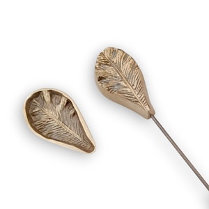 Gereedschap voor het maken van stoffen bloemen: mal voor bladvorm met houten handvat