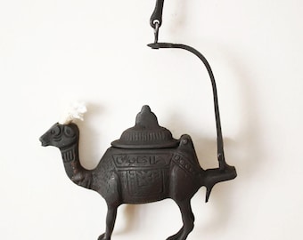 Lámpara de aceite de latón con forma de camello, estilo vintage.