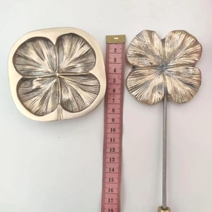 Hoedenmakerij bloemen maken: gereedschap ijzer: bloemblaadje (8 cm x 8 cm)
