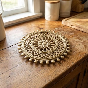 Salvamanteles de latón macizo – Soporte redondo para ollas – Plato decorativo para utensilios de cocina, protección de mesa y servicio.