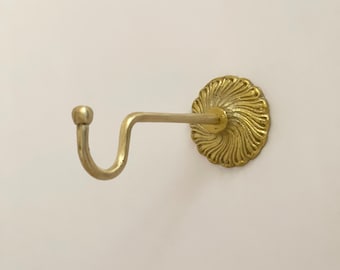 Minimalist Brass Plant Hanger – Sleek Wall-Mounted Bracket for Indoor and Outdoor Decor