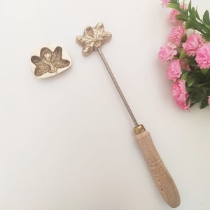 Hoedenmaker gereedschap voor het maken van bloemen: ijzeren bloemblaadje (4 cm x 3 cm)