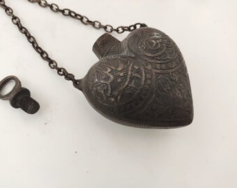 手作りの真鍮製火薬入れ：ヴィンテージハート型装飾 - Etsy 日本