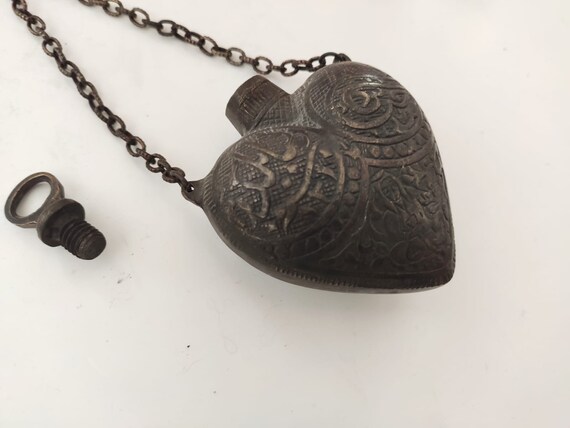 手作りの真鍮製火薬入れ：ヴィンテージハート型装飾 - Etsy 日本