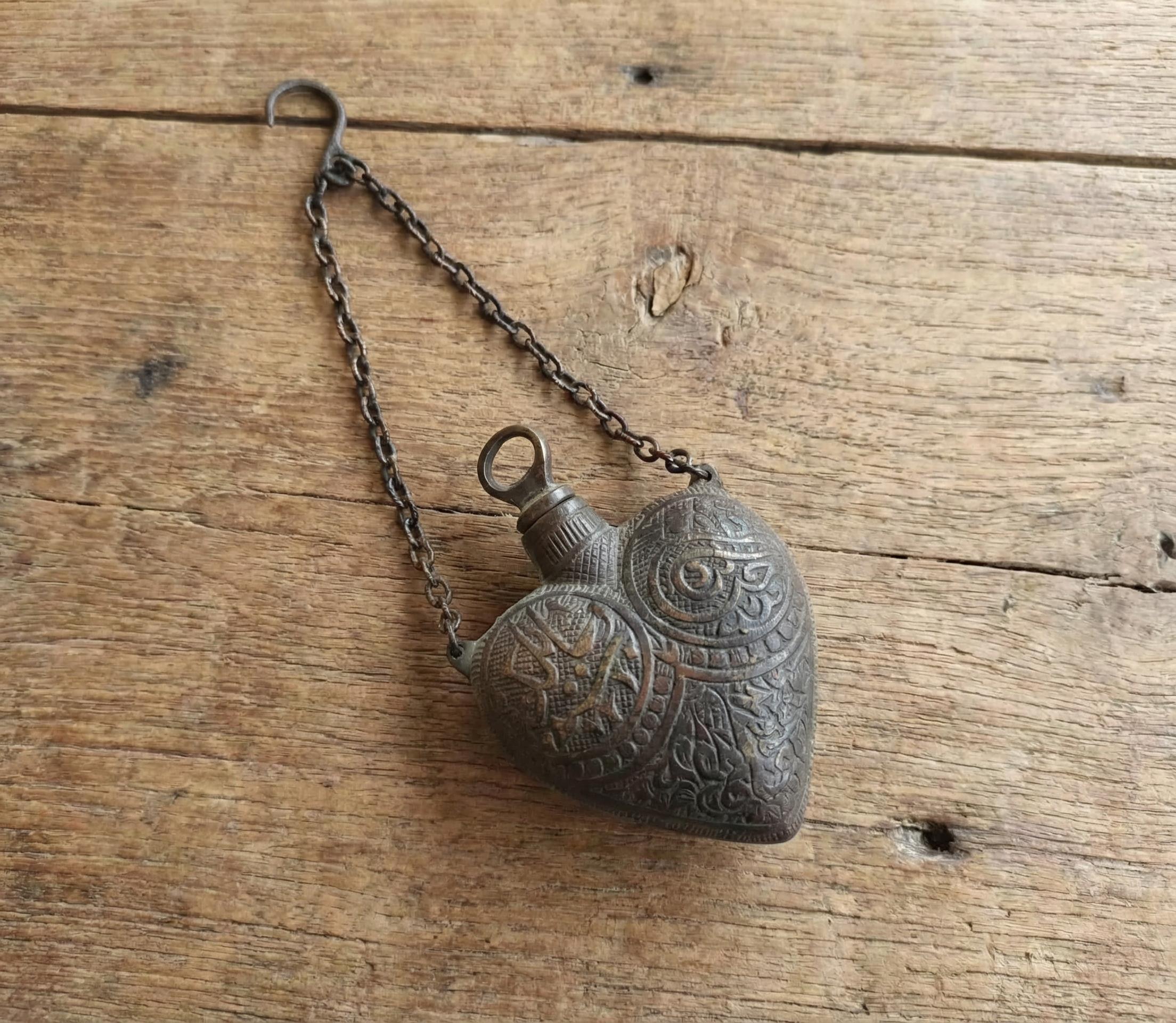 手作りの真鍮製火薬入れ：ヴィンテージハート型装飾 - Etsy 日本