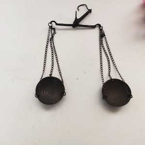 Vintage-Waage, kleine Messingwaage, Wohnaccessoire im Antikstil