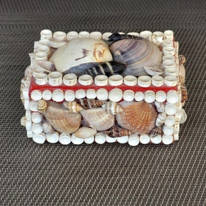 Vintage shell box - jewelry box - seashell handmade box with lid - sea shell trinket box - cottage décor - beach décor