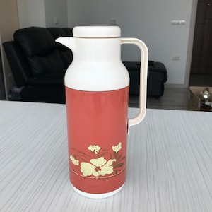 Thermos vintage - thermos retrò in rosso e bianco - vecchi thermos - brocca di caffè e tè - pallone sottovuoto - picnic - arredamento cucina