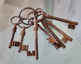 Vintage lot of 7 authentic rusty keys -antique skeleton metal keys