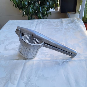 Prensa de patatas metálica vintage – Machacador de cocina rústico