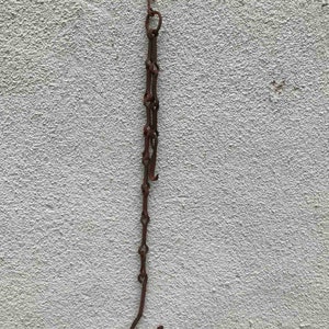 Kedja för gammaldags eldstad - handsmidd kedja - antik primitiv eldstad - kedja med krokar - krukhängare för eldstad - vägghängare