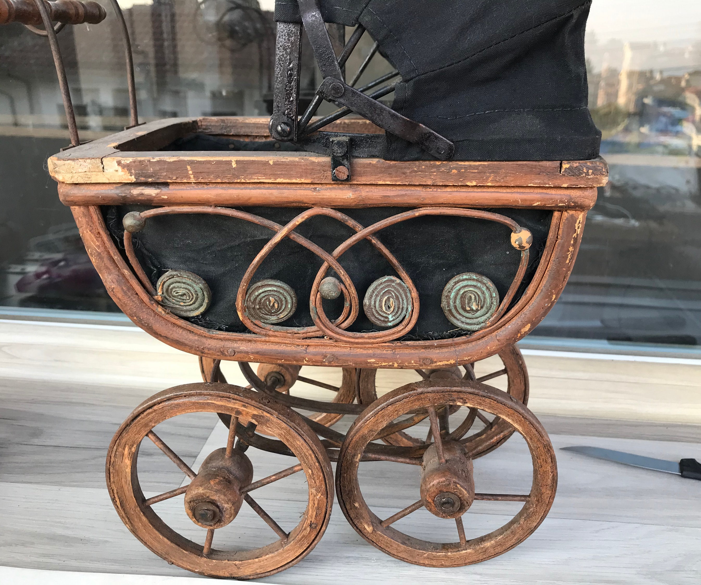 アンティーク籐製人形用ベビーカー – フランス・ビクトリア朝時代の
