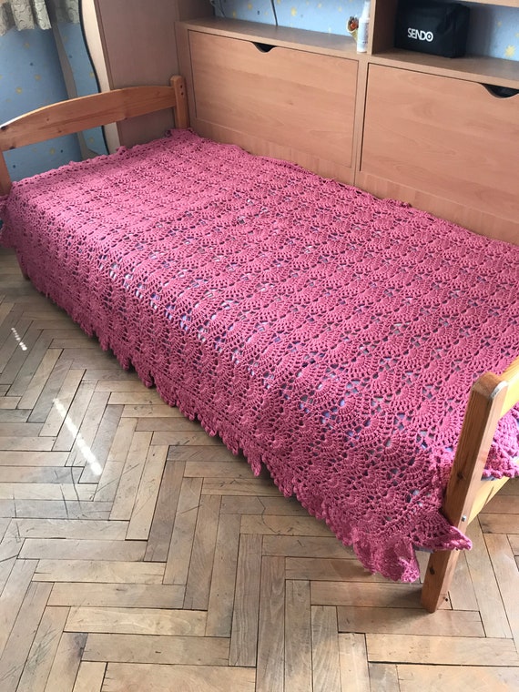 Vintage bedspread -hand crocheted coverlet -hand crocheted bed cover -crochet throw -bedspread -bed cover -blanket -home décor