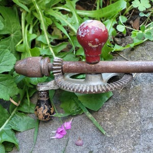 Vintage antike Handbohrmaschine -Vintage manuelle Bohrmaschine -mechanische Bohrmaschine -antike Werkzeuge -alte Handbohrmaschine -alte Werkzeuge