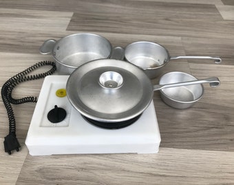 Uitstekend stuk speelgoed fornuis met steelpan -twee koekenpannen en een kom -fornuis met toebehoren -gift voor kinderen -reeks aluminium kokend speelgoed