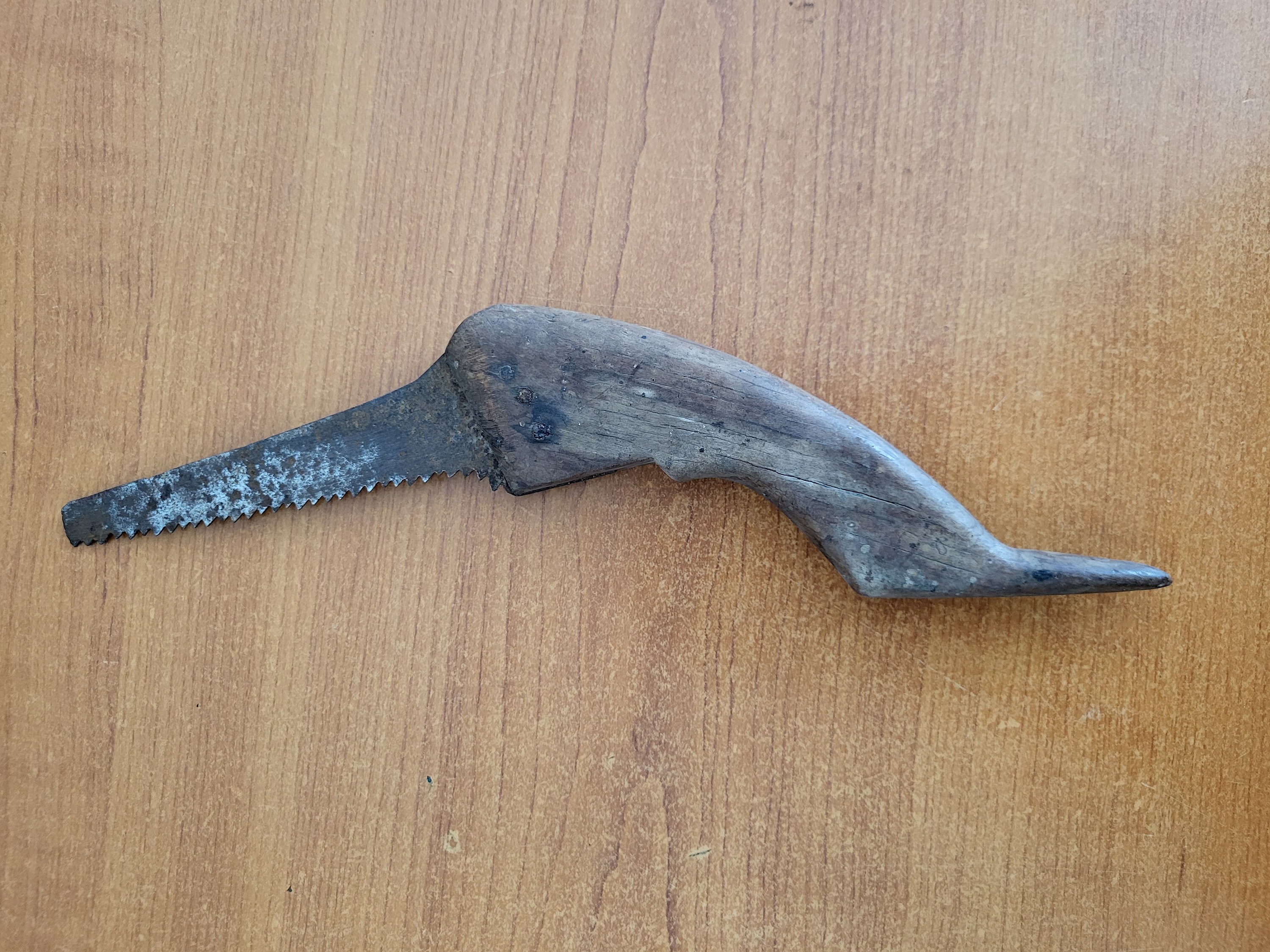 scie ancienne vintage - scie arrière antique - scie à métaux - scie antique - travail du bois - outils rustiques - scie à main