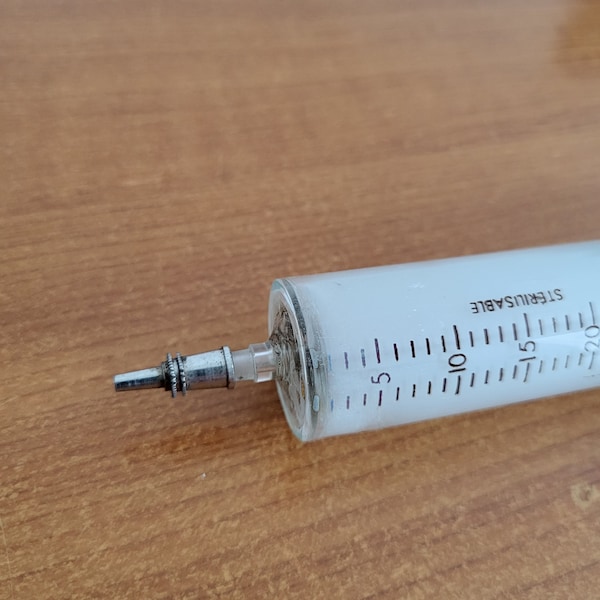 seringue médicale vintage- outils de médecin- seringue en verre- matériel médical- ancien instrument médical seringue réutilisable 30 ml