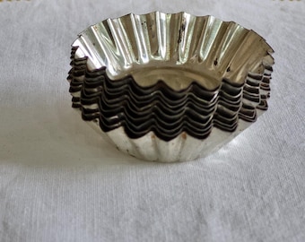Vintage metal tiny cake forms- set of 15 models- old forms for sweets- small tin cans for sweets- fluted baking moulds- tartlet tins form