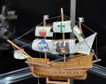 アンティークのジャン・ラフィット製海賊船模型:手作りの木製航海装飾 アンティークのジャン・ラフィット製海賊船模型:手作りの木製航海装飾
