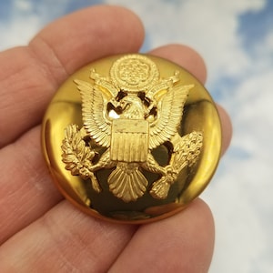 Vintage US Army Gold Eagle Round Screw Back Pin Military Cap Hat Badge, New old Stock